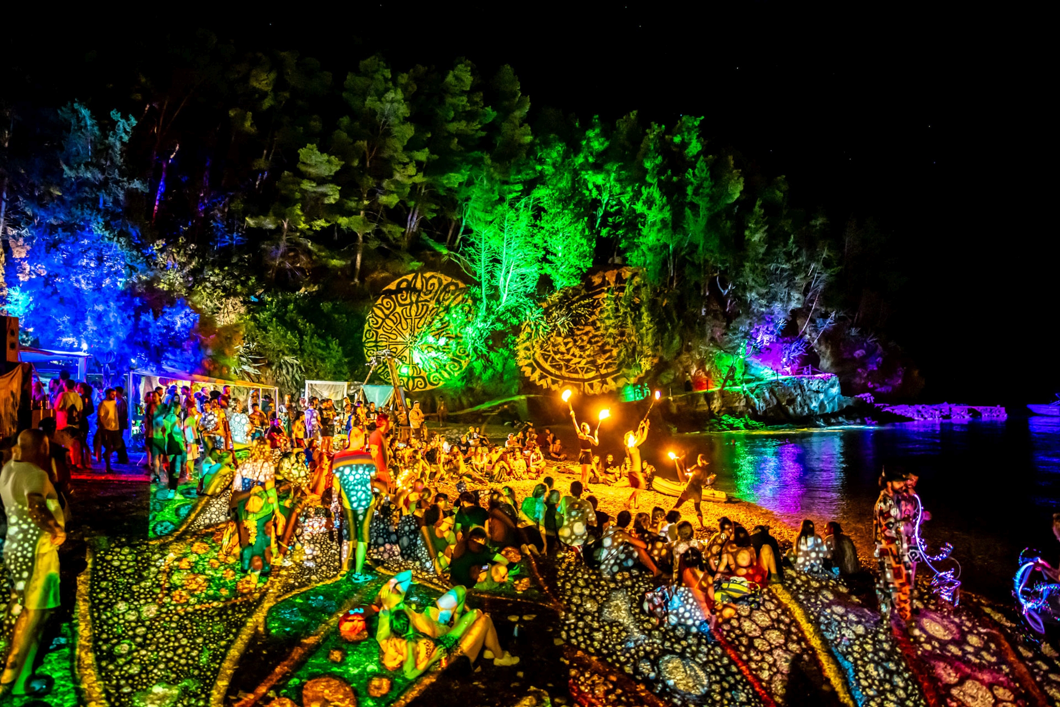 2013年にヴィス島コミジャで始まった音楽祭が、来場者の事前クラウドファンディングのみで運営費をまかない、地元当局の招致で野営地の提供も受けて続いてきた